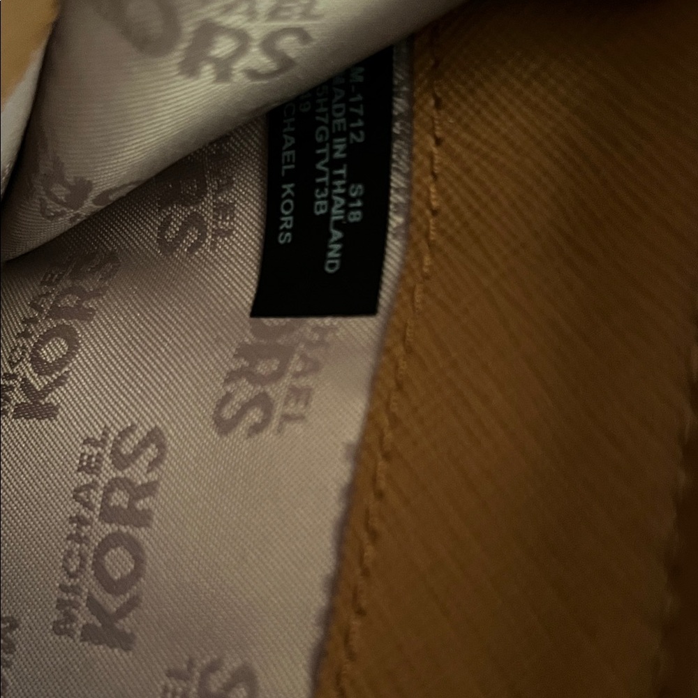 Michael Kors Monogram Key & Card Holder in Cream - Picture 13 of 16